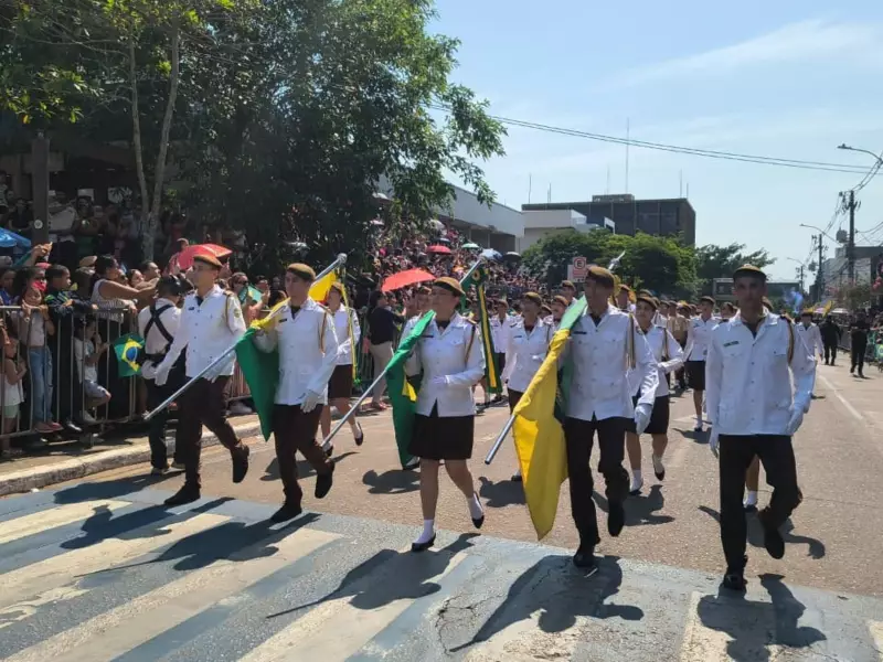 Rio Branco vibra com desfile cívico em novo percurso: 7 de Setembro reúne multidão no centro