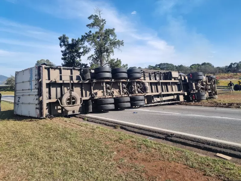Rodovia Fernão Dias Interditada: Carreta com 22 Toneladas de Peças Tombou em Atibaia