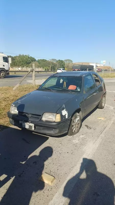 Susto na Dutra: Motorista passa mal e capota carro em Resende — veja detalhes