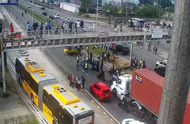Táxi Capota e Colide com Motos na Barra: Três Feridos em Cenário de Caos no Rio