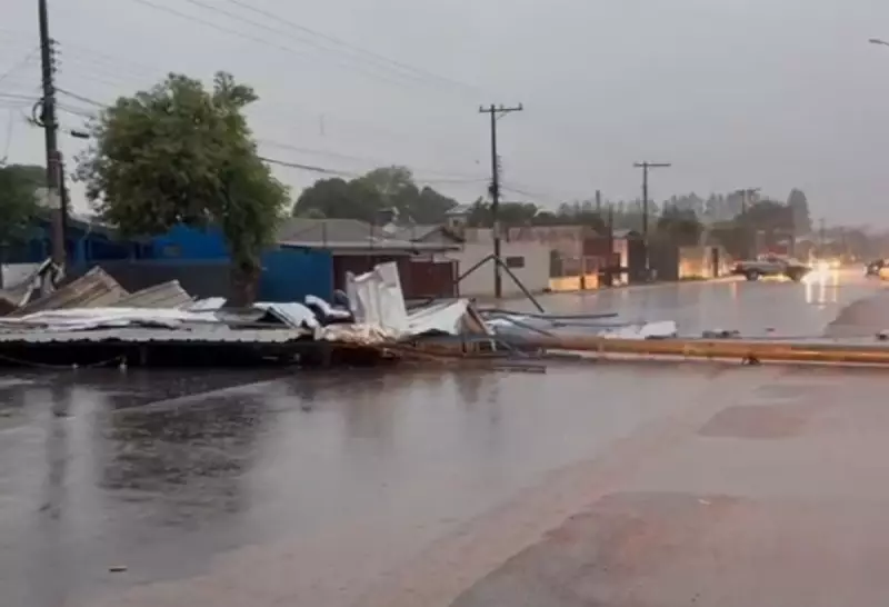 Temporal no Sul de MS vira cenário de caos: postes caem, rodovia é interditada e cidades ficam no escuro