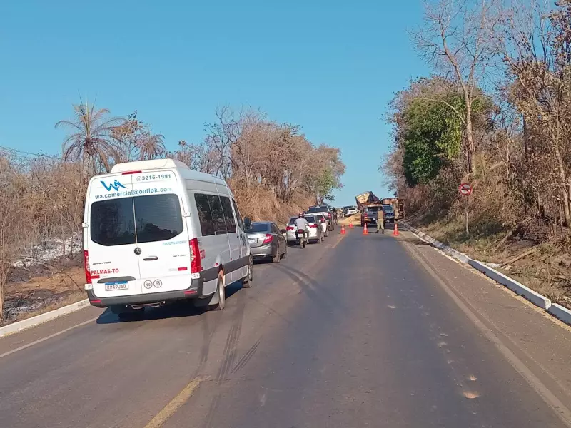TO-080 Interditada: Caminhão Tomba e Deixa Trânsito Caótico no Tocantins | Saiba Detalhes