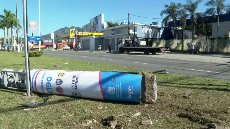 Torre de segurança nova é derrubada por carro em acidente na Serra — menos de um mês após instalação