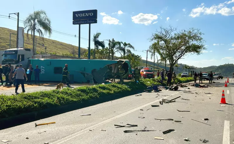 Tragédia na BR-040: Ônibus colide frontalmente e deixa rastro de destruição em Juiz de Fora — 4 mortos e 31 feridos em cena de horror