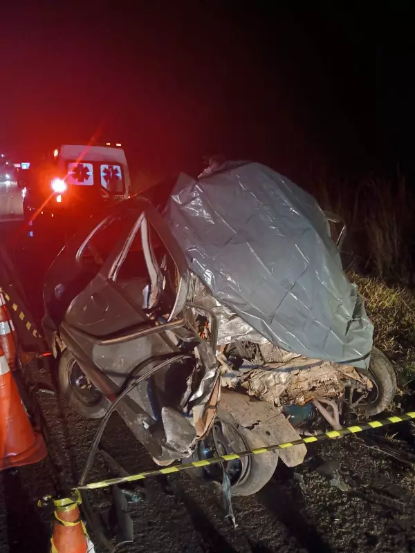 Tragédia na BR-135: Colisão frontal entre carro e caminhão termina em morte no Norte de Minas