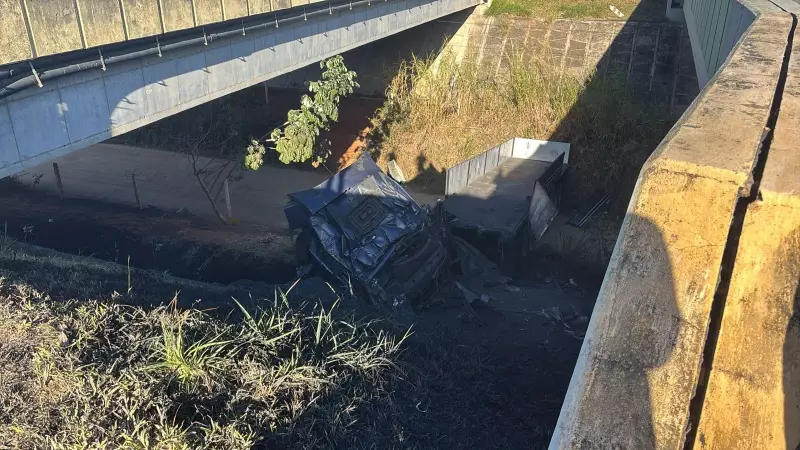 Tragédia na Carvalho Pinto: Caminhão Despenha de Viaduto e Motorista Morre em Jacareí
