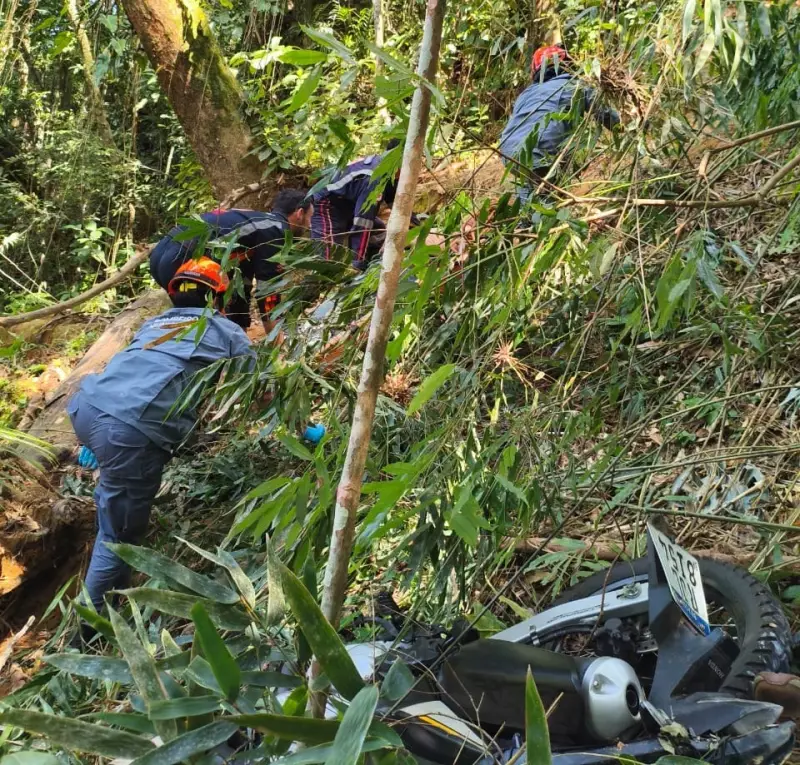 Tragédia na Oswaldo Cruz: Motoqueira de 35 anos morre ao cair de ribanceira após acidente