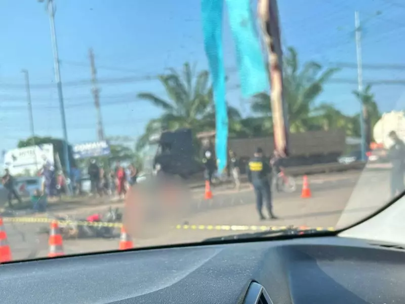 Tragédia na Rotatória: Pedreiro Perde a Vida em Colisão entre Moto e Caminhão no Acre