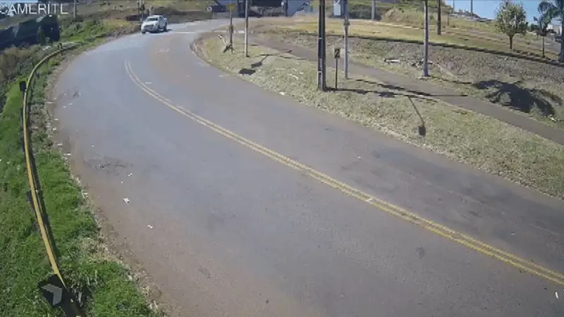 Trem colide com caminhonete em cruzamento perigoso no Paraná; motorista escapa ileso por milagre