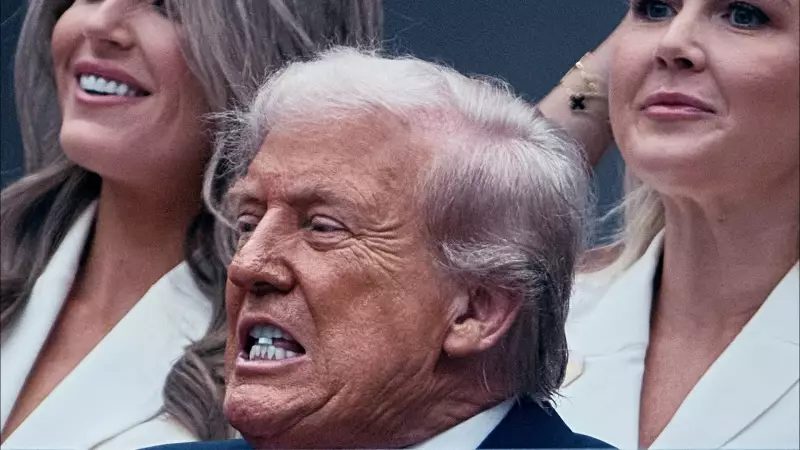 Trump Causa Alvoroço ao Exibir Comprimido Azul em Público: O Que Era Realmente?