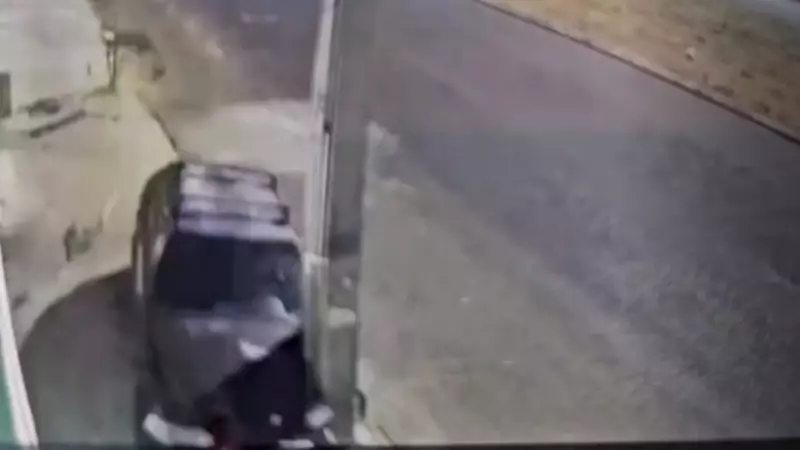 Uberlândia: Carro Descontrolado Derruba Poste e Atinge Comércio em Shopping Park — Veja o Vídeo!