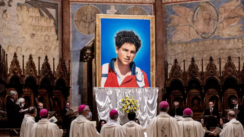 Vaticano Surpreende: Imagem de Carlo Acutis Estampa Fachada da Basílica de São Pedro