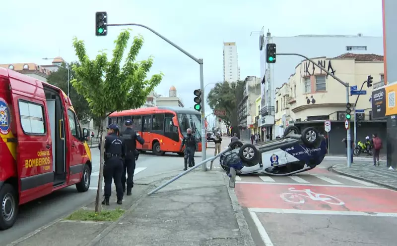 Viatura da Guarda Municipal colide com ônibus no Centro de Curitiba; veja o vídeo impressionante