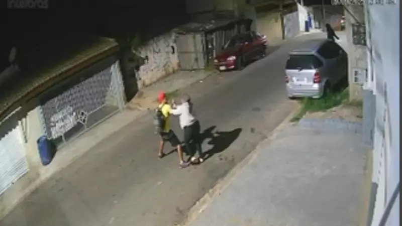 VÍDEO CHOCANTE: Câmera flagra homem esfaqueando mulher em ponto de ônibus de Jundiaí
