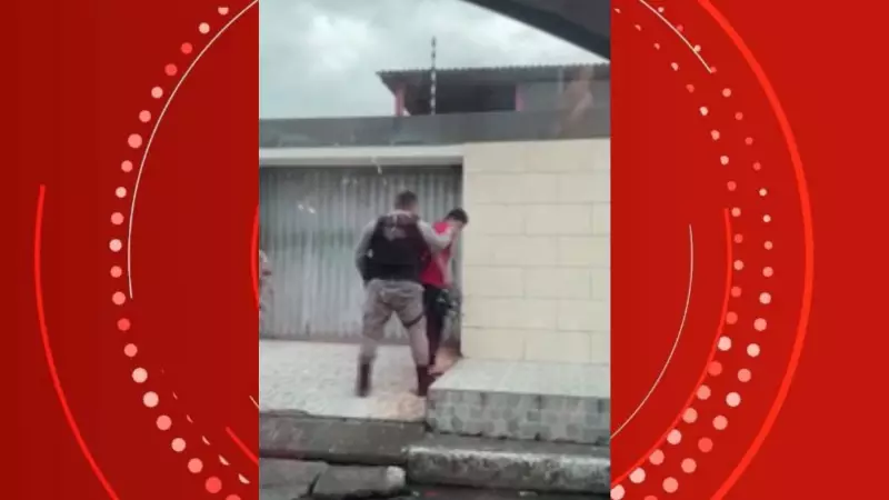VÍDEO CHOCANTE: Policial descontrolado agride motoboy com tapas durante abordagem em Maceió