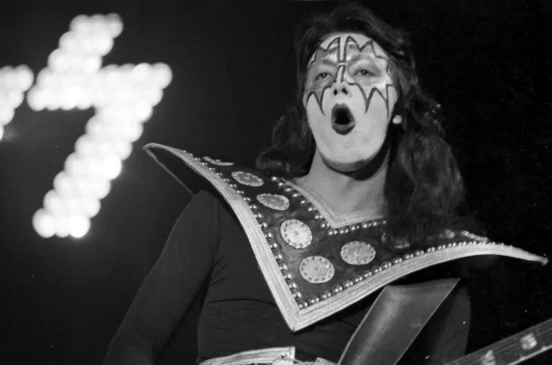 Ace Frehley, ex-guitarrista do KISS, tem aparelhos desligados pela família após acidente doméstico