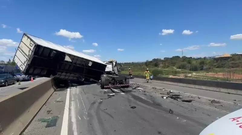 Acidente entre carro e carreta interdita sentido SP da Dutra em Pindamonhangaba | Trânsito Parado