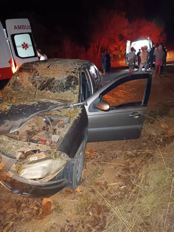 Acidente entre carro e trator na LMG-652 deixa pai e filho feridos em Minas Gerais