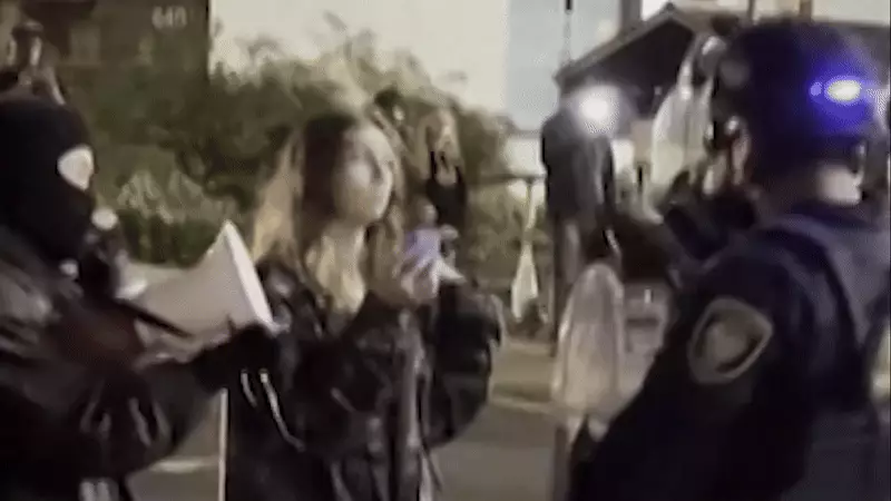 Agente federal dos EUA usa spray de pimenta contra manifestante em Portland; vídeo viraliza