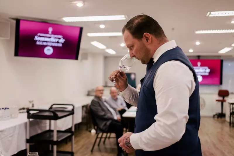 Além do Vinho: Conheça o Sommelier de Água que Analisa o Líquido com a Fineza de um Perfume