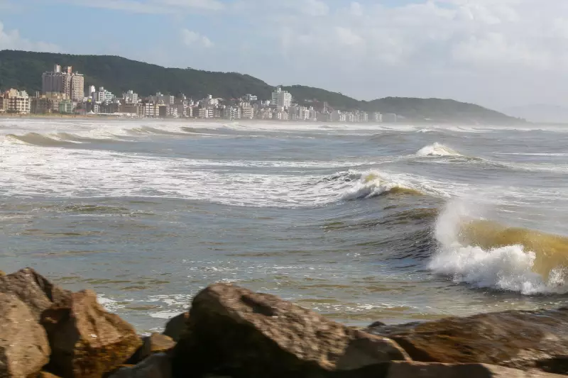 Alerta em SC: Ondas de 3 Metros e Temperatura em Ascensão Marcam o Feriado de Finados