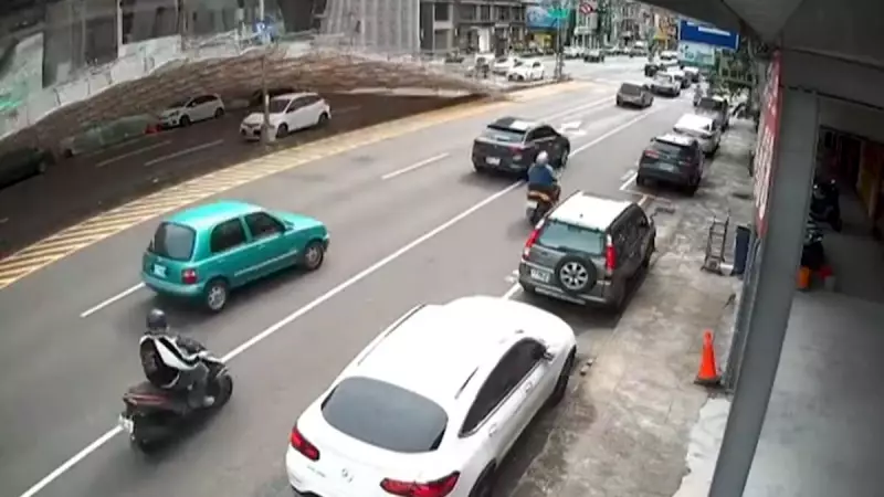 Andaime Desaba Sobre Carros em Acidente Assustador na Ásia: Um Ferido