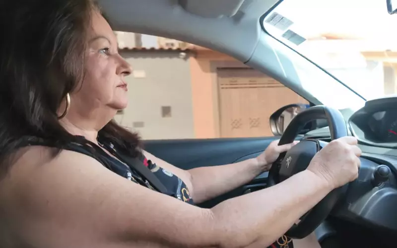 Aos 65 anos, aposentada vira motorista de aplicativo e descobre antídoto contra depressão: 'Trabalhar me revitaliza'