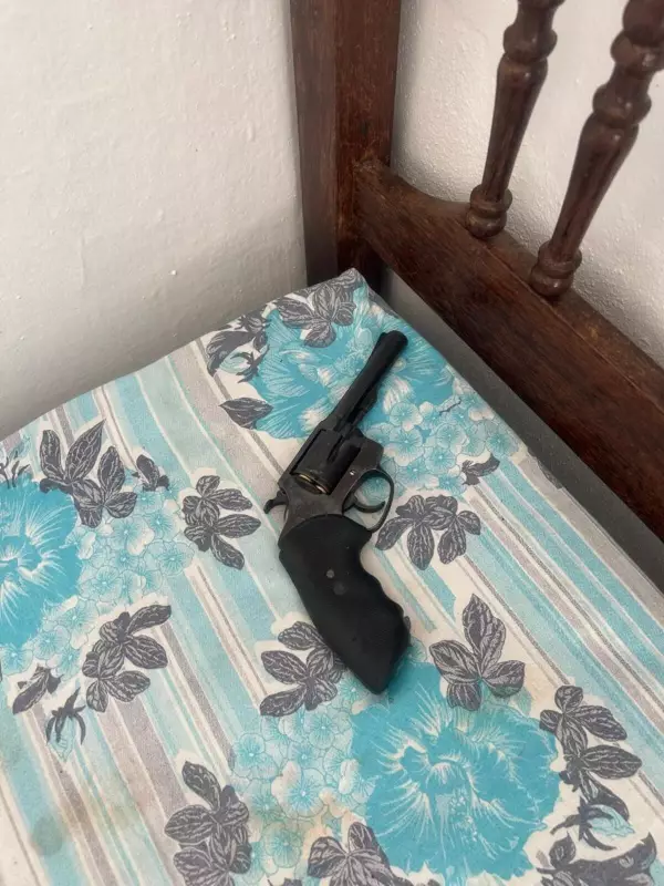 Arma Escondida Sob Travesseiro: Polícia Encontra Revolver em Residência de Governador Valadares