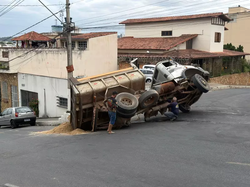 ASFALTO CEDE E CAMINHÃO COM CARGA DE AREIA FICA PENDURADO EM BURITIS: VEJA O VÍDEO CHOCANTE!