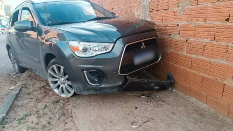Assaltante furta carro em garagem, tenta atropelar PMs durante fuga e é preso em Montes Claros