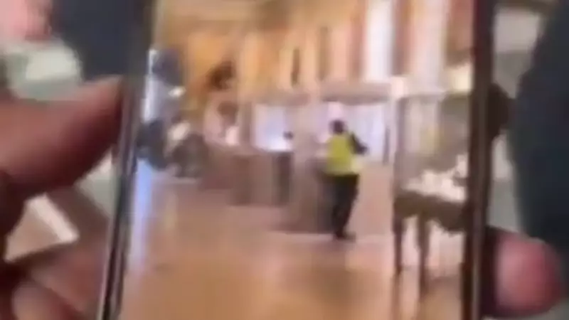 Assalto Ousado no Louvre: Ladrões Roubam Joias de Napoleão em Ação Espetacular