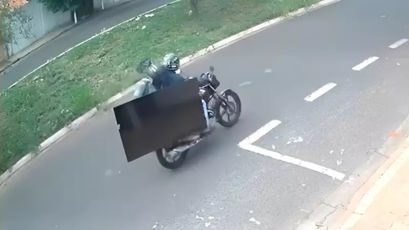 Assista: Dupla em moto leva TV arrombando casa em MG em crime ousado
