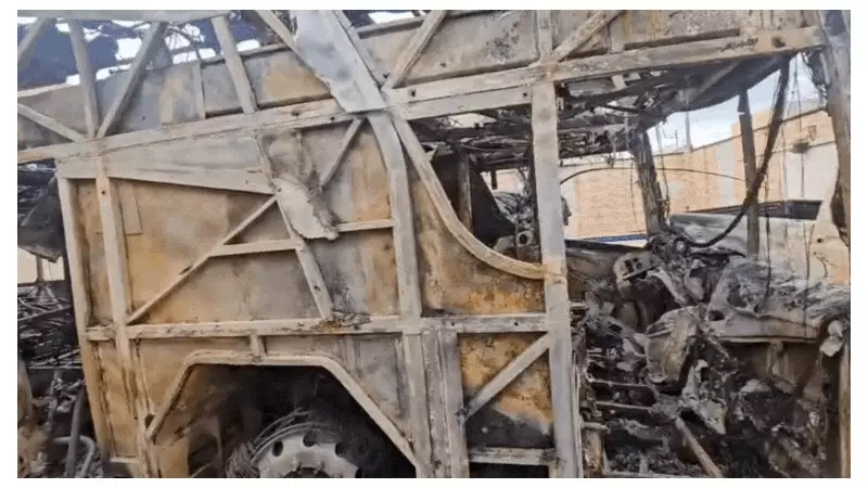 Assustador! Homem coloca fogo em ônibus e caminhonete ao abrir portão de casa em MG; veja o vídeo