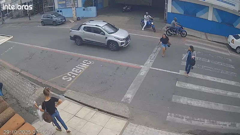Atropelamento covarde: Motorista foge após atingir mulher na faixa de pedestres no ES