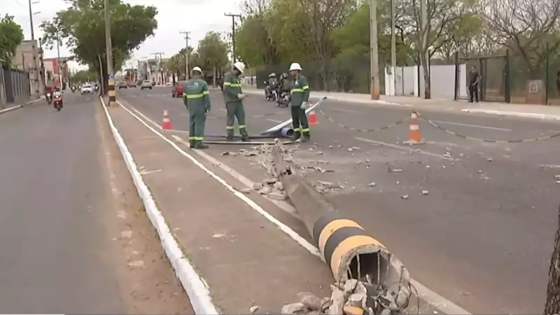 Avenida em Juazeiro do Norte vira cenário de repetição perigosa: poste derrubado pela segunda vez em 48 horas