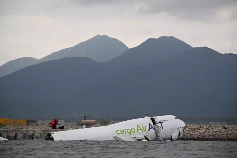 Avião de carga escorrega na pista e cai no mar durante pouso em Hong Kong: duas vítimas fatais