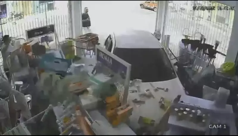 Bêbado ao volante: carro invade loja em Campos após acidente assustador