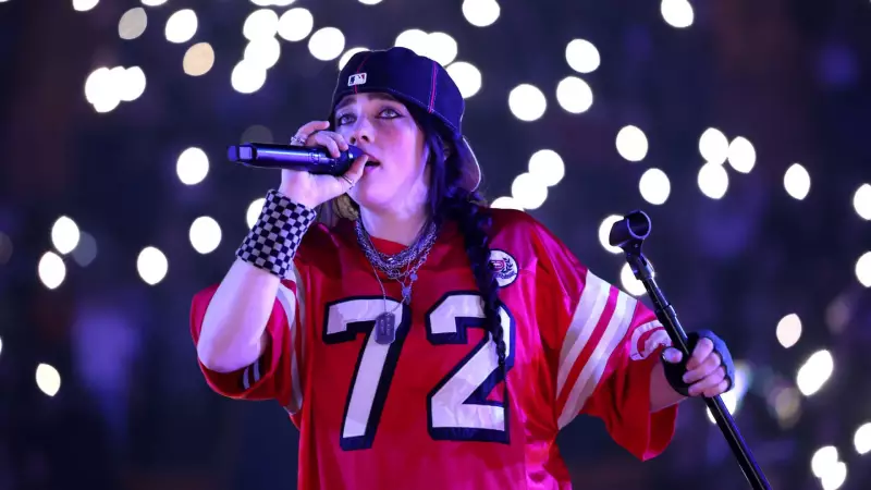 Billie Eilish sofre acidente assustador durante show em Miami: cantora cai em grade de proteção