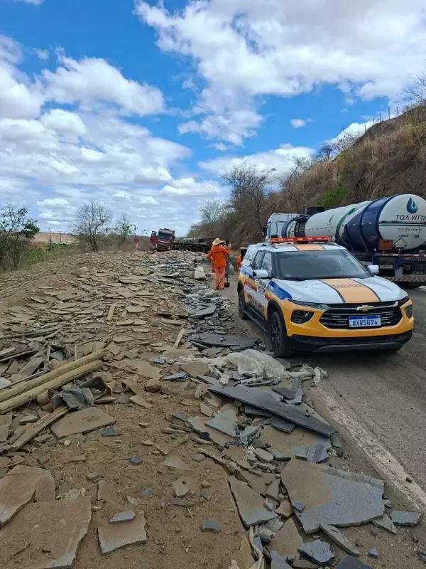 Boi na pista causa caos na BR-259: bitrem tomba e espalha toneladas de granito pela rodovia em MG