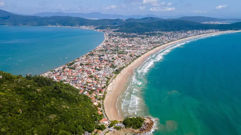 Bombinhas em Crise: Turismo de Massa Versus Preservação Ambiental - O Desafio Chegou