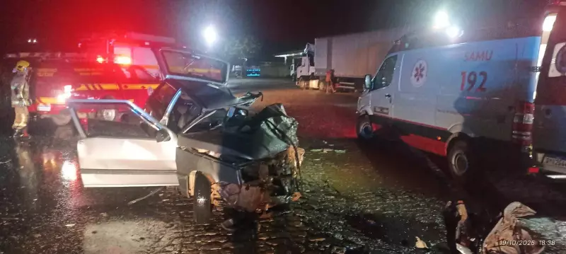 BR-251: Colisão entre carro e carreta deixa quatro familiares feridos em acidente grave