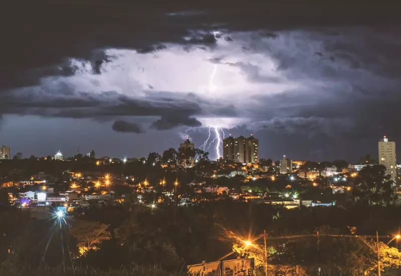 Caçador de Raios Revela Beleza Ocultada das Tempestades em SP: Fotos Impressionantes!