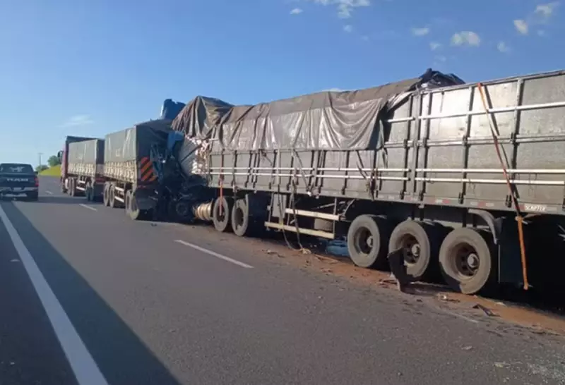 Caminhão Bitrem Despenca e Espalha 10 Toneladas de Milho na BR-356 em Itaperuna — Trânsito Caótico!
