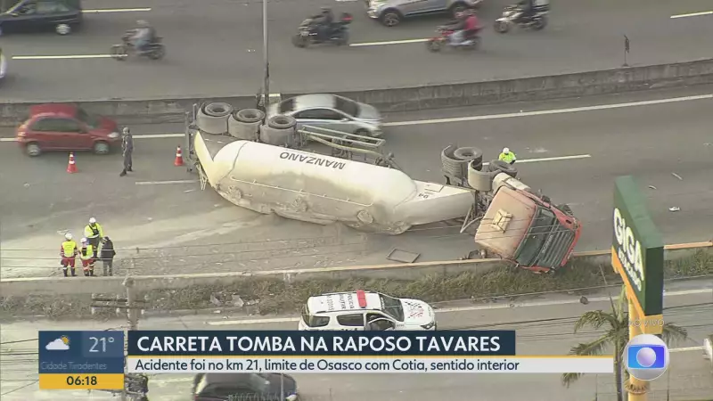 Caminhão com 30 Toneladas de Cimento Vira na Raposo Tavares e Interdita Faixa em SP