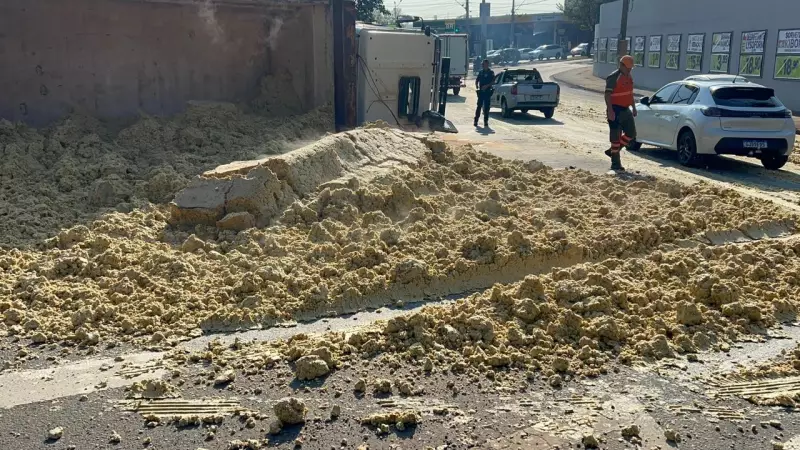 Caminhão com Bagaceira de Laranja Vira de Ponta-Cabeça em Rótula de Limeira — Tráfego Virou Um Caos!
