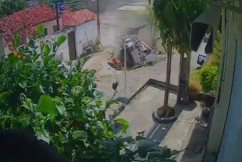 Caminhão da Neoenergia desce ladeira desgovernado e invade casa em Olinda; motorista fica preso às ferragens