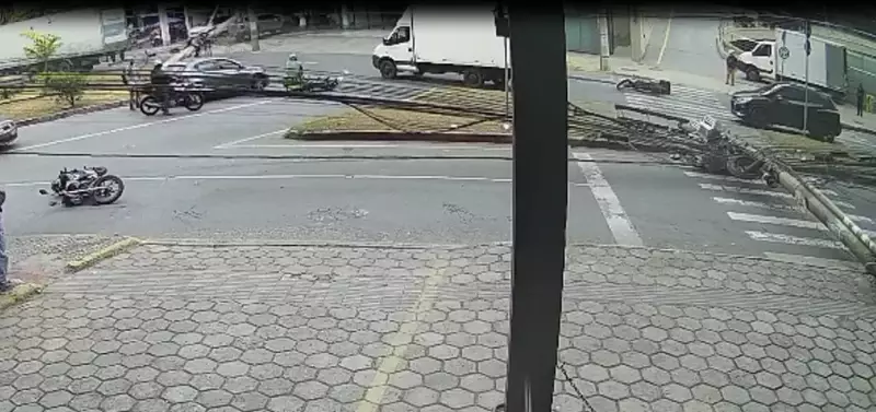 Caminhão desastre: veículo arrasta fios e derruba três postes em BH; assista ao vídeo impressionante