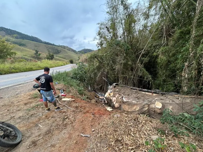 Caminhão Despenca em Ribanceira Após Tombar em Curva Perigosa na MG-353; Motorista Fica Ferido