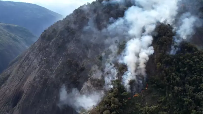 Caminhão em chamas há 2 dias provoca incêndio florestal de grandes proporções no ES