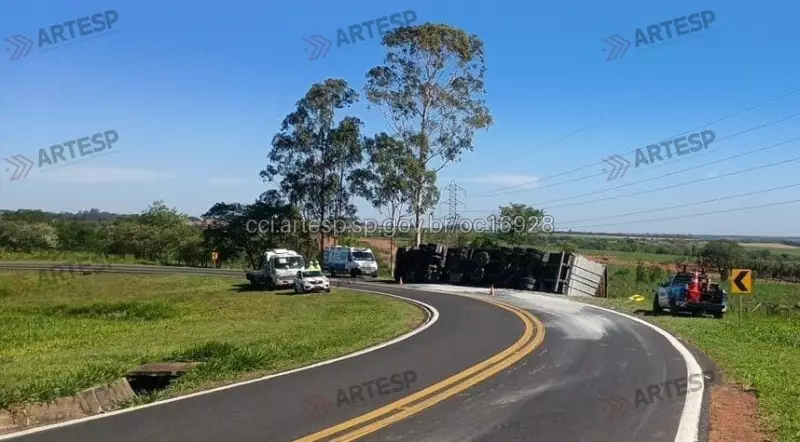 Caminhão Carregado de Cimento Tomba na Rodovia e Interdita Pista em Bauru | Acidente Grave